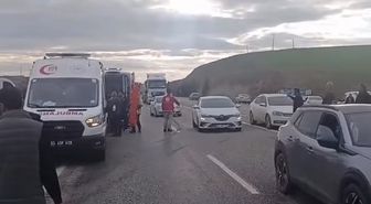 Hafif ticari araç ile otomobil çarpıştı: 5 yaralı