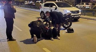 Kadın motosiklet sürücüsü otomobile arkadan çarptı