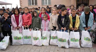 Muş'un ücra köylerindeki bin çocuğa bayram sevinci