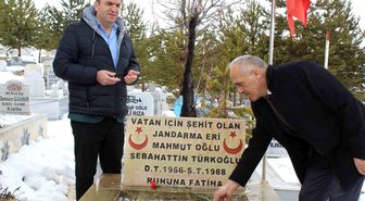 Şehitler kabirleri başında dualarla anıldı