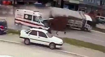Vakaya giden ambulansın kaza anı kamerada: 1 ölü, 3 yaralı