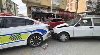Yayaya yol veren polis aracına Tofaş otomobil arkadan çarptı