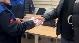 Mahalle muhtarları 176 bin lira buldukları çantayı sahibine teslim etti