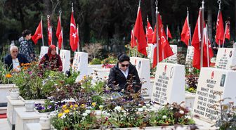 Adana'da şehitlikte 18 Mart anması
