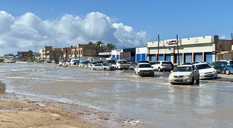 Albüm: Libya'da Şiddetli Yağışlar Nedeniyle Sular Altında Kalan Yollarda Araçlar Güçlükle İlerledi
