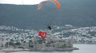 Bodrum semalarında ay yıldızlı 18 Mart anması