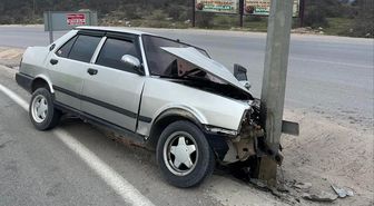 Bursa'da otomobil direğe çarptı, 1 yaralı