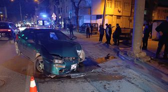 Bursa'da otomobil enerji nakil hattı direğine çarptı: 3 yaralı