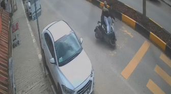Devrilen motosikletteki 2 kişi yaralandı; kaza kamerada