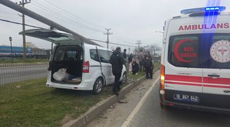 Hafif ticari araç refüjdeki aydınlatma direğine çarptı; 2 yaralı