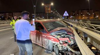 Kayseri'de karşı yola geçen otomobil bariyerlere çarptı