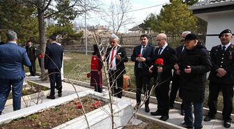 Kırşehir'de şehit kabirlerine karanfil bırakıldı