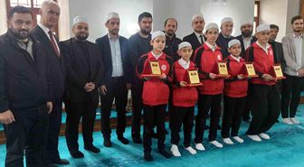 Küçük hafızlar plaket ile ödüllendirildiler