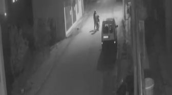 Motosikleti sürükleyerek çaldılar, o anlar kamerada