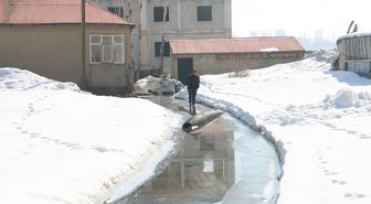 Yüksekova'da sağanak sonrası rögarlar taştı; bazı evleri su bastı