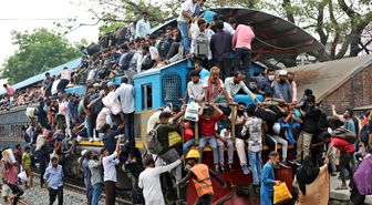 Albüm: Bangladeş'te Ramazan Bayramı Öncesi Tren İstasyonlarında Büyük Yoğunluk Yaşanıyor
