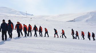 Erzurum'da arama kurtarma teknisyenlerine çığda arama eğitimi