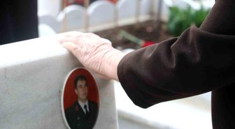 Arefe gününde Cebeci Askeri Şehitliği'ni ziyaret eden aileler şehitlerin kabirleri başında dua etti