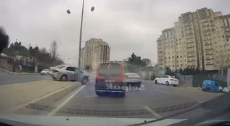 Ataşehir'de Aydınlatma Direği Yola Devrildi