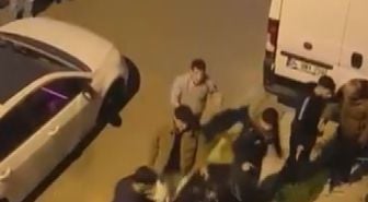 Bağcılar'da bir kişiye saldıran grup, polisi görünce kaçtı