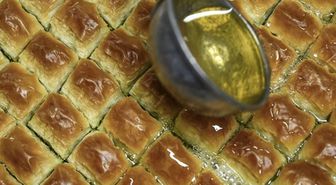 Baklavanın şerbeti sıcak mı dökülür, soğuk mu dökülür?