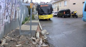 Beykoz'da İETT otobüsü aydınlatma direğine çarptı; 4 yaralı