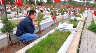Kahramanmaraş deprem mezarlığında hüzünlü bayram