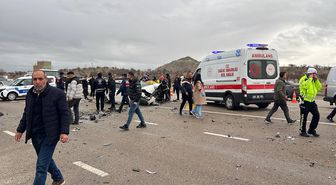 Nevşehir'de 3 aracın karıştığı kazada baba-oğul öldü; 7 yaralı