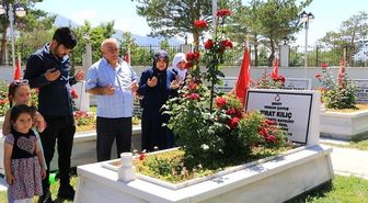 Şehitlikte arife günü hüzünlü buluşma