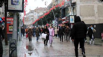 Soğuk hava ve yağmur bayram alışverişine engel olamadı