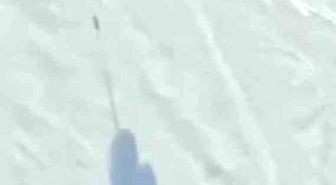 Araklı'nın karlı tepelerinde mahalle arasında snowboard keyfi