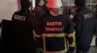 Bartın'da apartman yangınında 2 kişi dumandan etkilendi
