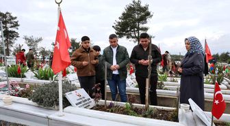 Deprem şehitliğinde hüzünlü bayram