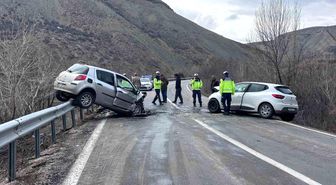Erzincan-Kemah yolunda iki araç kafa kafaya çarpıştı: 4 yaralı