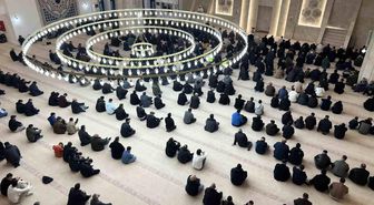 Kars'ta bayram namazında camiler doldu, taştı