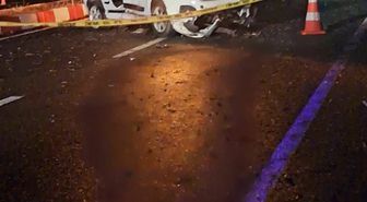 Niğde'de hafif ticari araç elektrik direğine çarptı: 1 ölü, 1 yaralı
