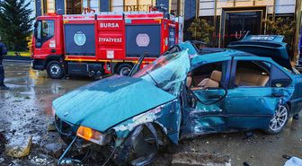 Otomobil beton reklam panosuna çarptı: 1 ölü