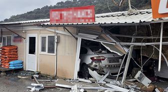 Hatay'da Otomobil Prefabrik İş Yerlerine Çarptı