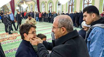 Vali Toraman, namaz sonrası vatandaşlarla bayramlaştı