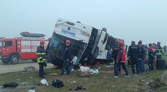 Yolcu otobüsü refüje devrildi: 2 ölü, 20 yaralı /