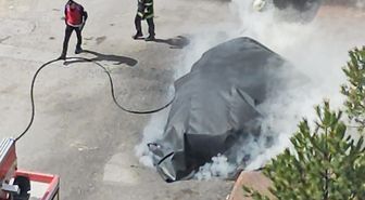 Alev alan elektrikli otomobile, yangın battaniyesi ile müdahale