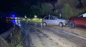 Bursa'da iki otomobil çarpıştı: 1 kişi yaralandı, 11 aylık bebek faciadan döndü