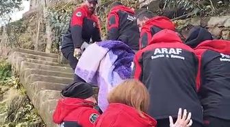 Heyelan nedeniyle yolu kapanan köyüne gitmek isteyen kadını sedyeyle taşıdılar