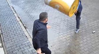 Kavgada eline geçirdiği varil, parke taşı ve masayı karşı tarafın üzerine attı