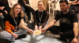 Kayseri'ye gelen Erasmus öğrencileri mantı açtı