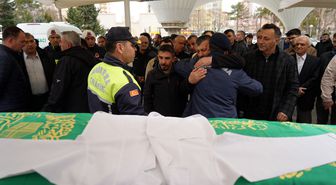Kazada ölen tıp öğrencisi Yaren'in cenazesine, arkadaşları beyaz önlükle katıldı