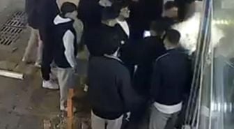 Konuşuyormuş gibi yapıp aniden yumruk attı, ortalık meydan muharebesini aratmadı