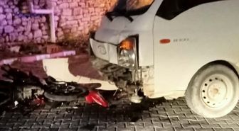 Manisa'da motosiklet ile kamyonet çarpıştı: 2 yaralı