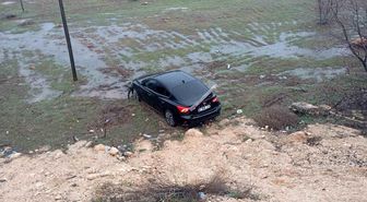 Mardin'de şarampole yuvarlanan otomobildeki 2 kişi yaralandı