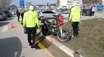 Otomobil ile çarpışan motosiklet sürücüsü kaçtı: 1 yaralı